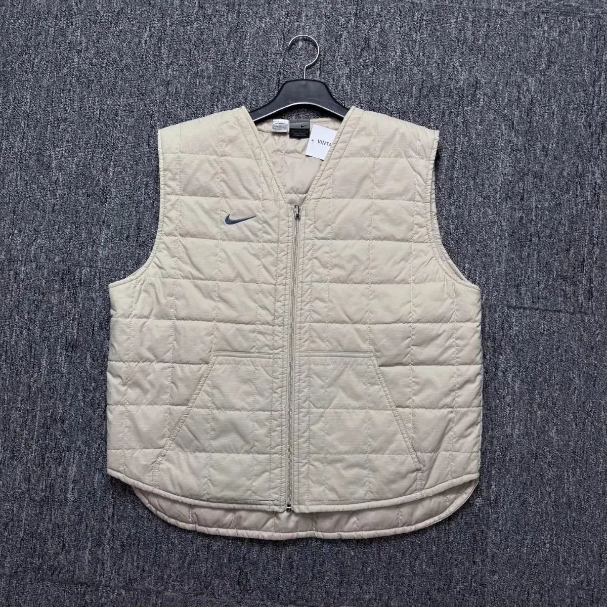 Nike(ナイキ） 寿司ロゴ キルティング 断熱材 ベージュ ベスト