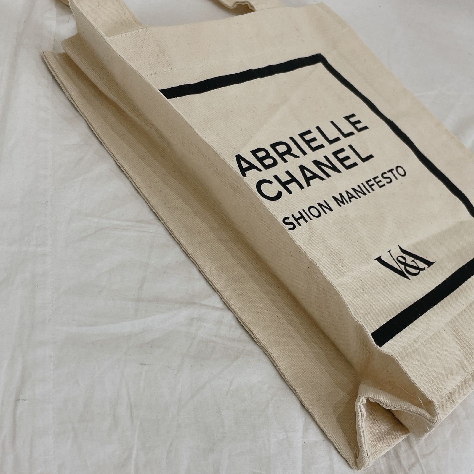 [V&A 博物館] ノベルティ「ガブリエル シャネル ファッションマニフェスト」 V&Aの「ガブリエル・シャネル ファッション・マニフェスト」で