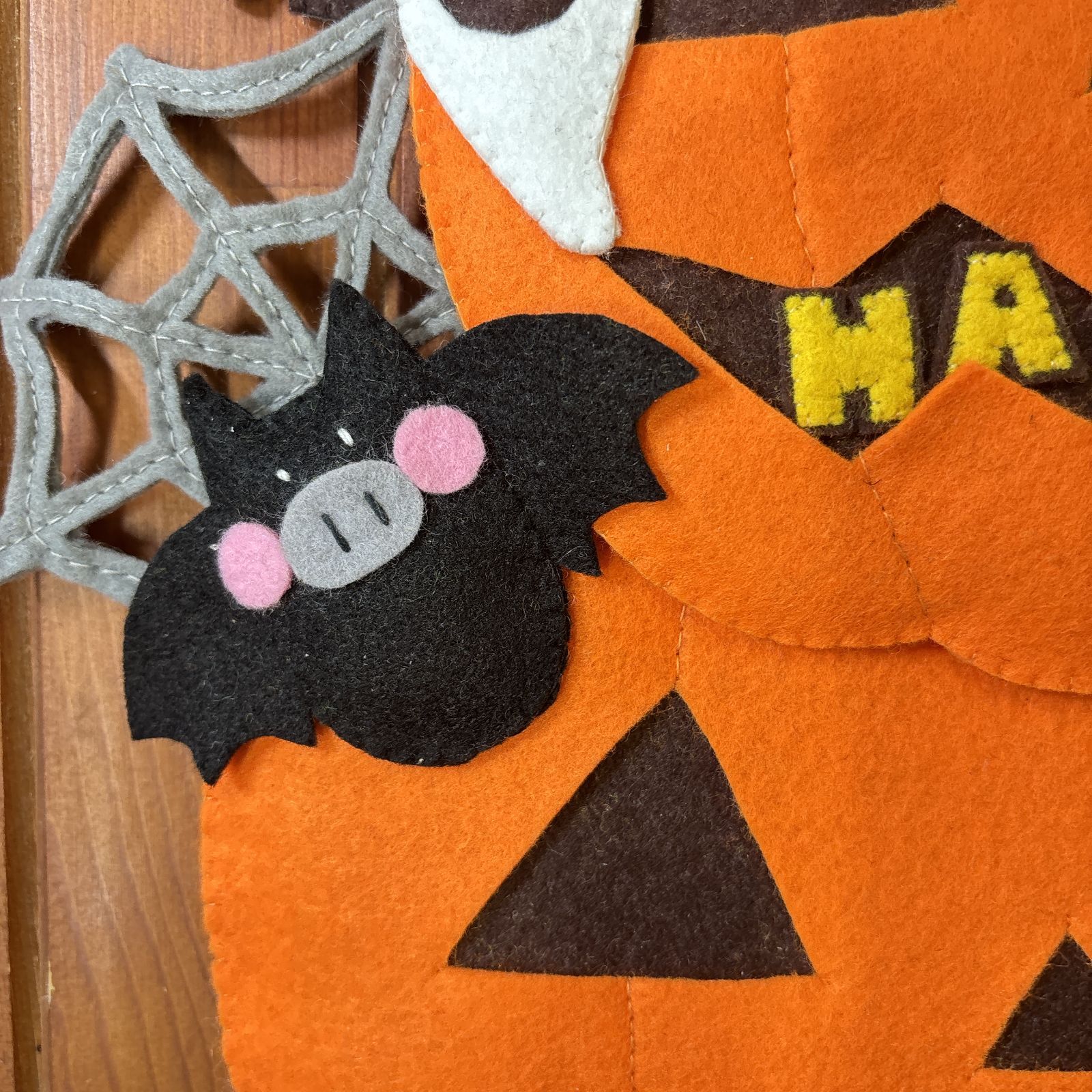 フェルト壁掛け リース ハロウィン HAPPY HALLOWEEN - メルカリ