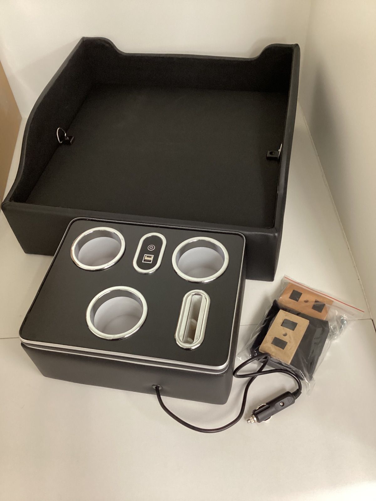 347 マルチユースコンソール ハイエース ワイド用 USB Qi アームレスト ブラック 取付作業必要 撮影使用品