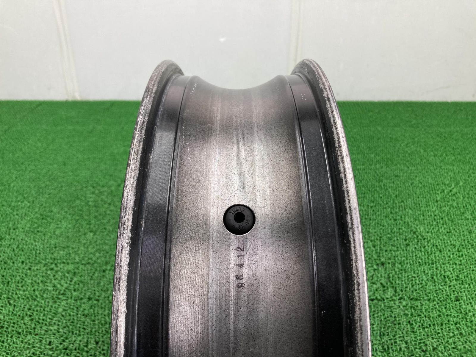 RF400R リアホイール 黒 BJW スズキ 純正 バイク 部品 GK78A コケキズ無し 歪み無し 修復素材や流用素材に 車検 Genuine 【中古】 19 RF400R リアホイール 黒 BJW スズキ 純正 中古 バイク 部品 GK78A
