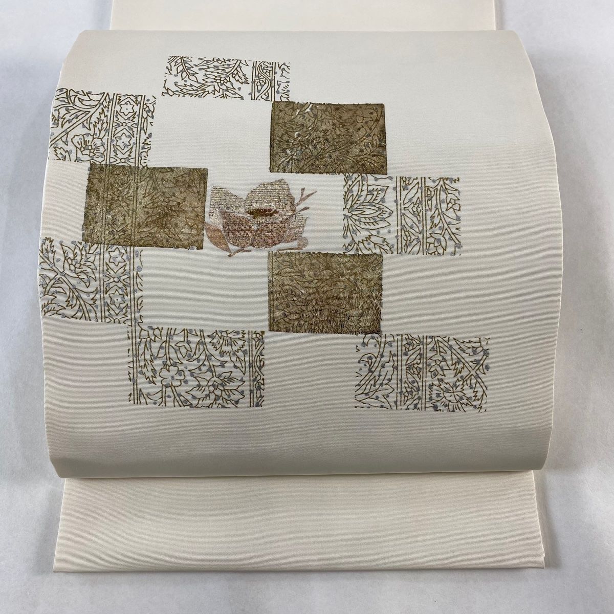 開き名古屋帯 秀品 色紙 草花 金銀彩 クリーム 正絹