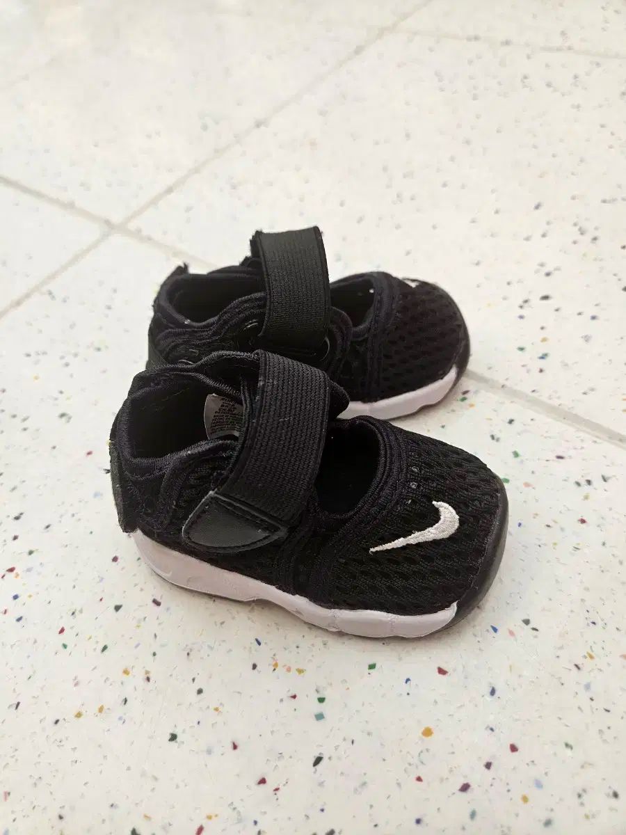 NIKE ナイキ リフト 子供用サンダル