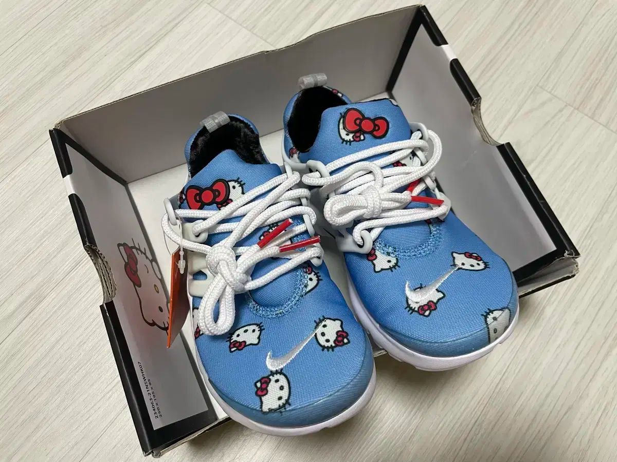 NIKE ハローキティ スニーカー