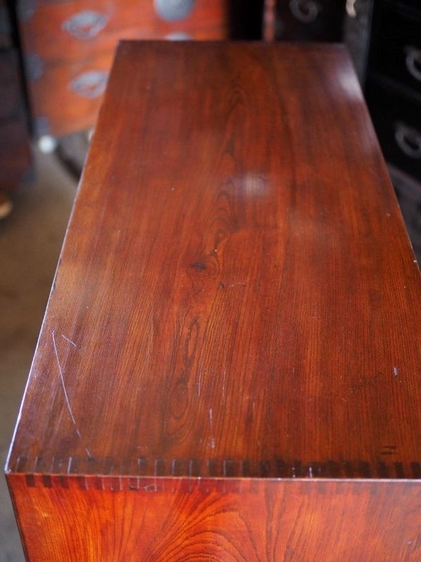 細部まで凝った欅造りの茶箪笥