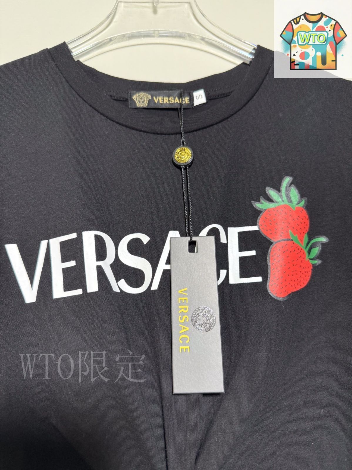 今日特価】VERSACE Strawberry Print Logo Pin-Embellished Crop