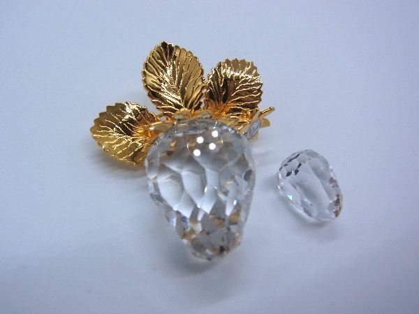 SWAROVSKI スワロフスキー ブローチ 苺 イチゴ ストロベリー SWAROVSKI ブローチ スワロフスキー フォーマル レディース