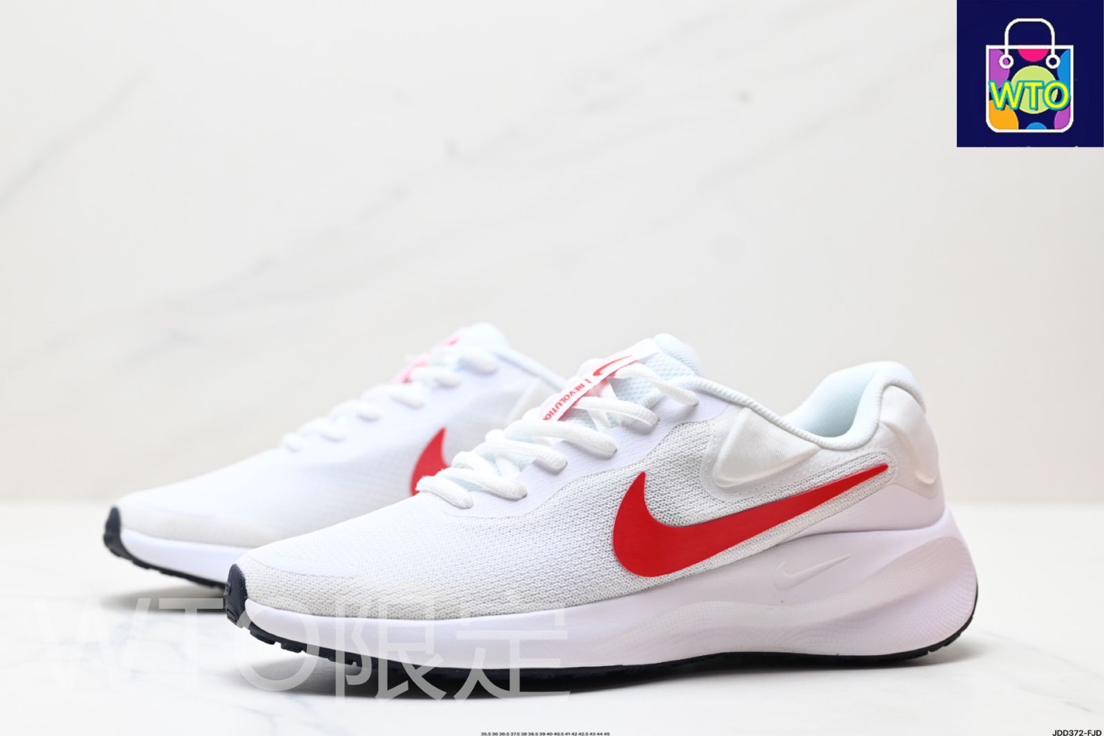 新品未使用品　タグ付き　NIKE ナイキスニーカー　ランニング 28.5センチ NIKE ナイキ（NIKE）（レディース）ランニングシューズ