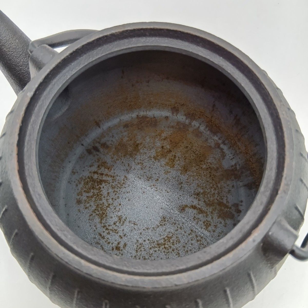 長文堂 平丸鉄瓶 銀粒象嵌 斑紫銅蓋 鉄瓶 長文堂 平丸鉄瓶 銀粒象嵌 斑