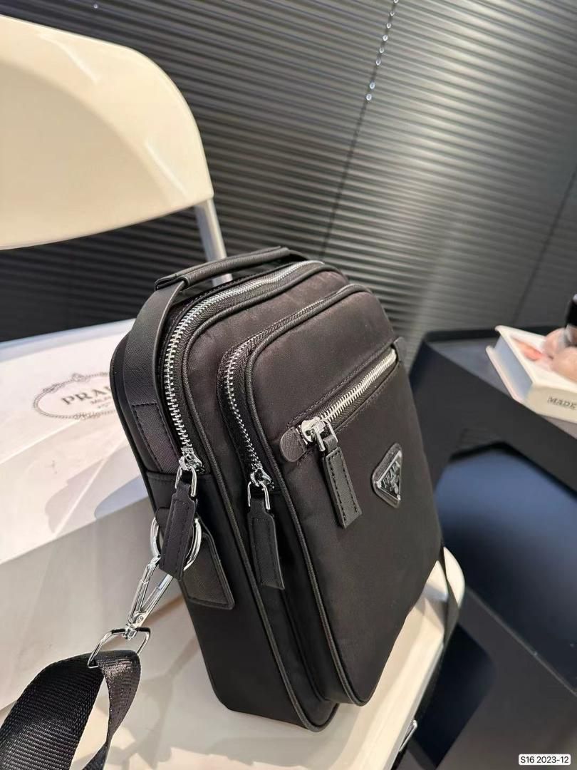 PRADA ほぼ未使用 袋付 プラダ 三角ロゴ 金具 ナイロン レザー 本革