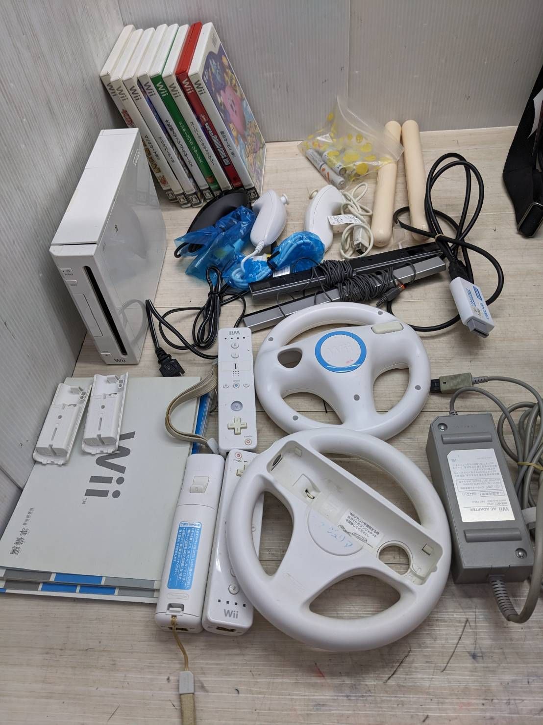 Wii本体（RVL-001）とWiiソフト5本、リモコン、コントローラーのセット