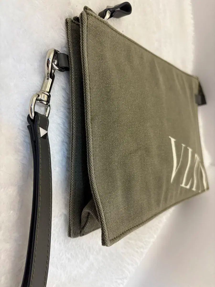 ヴァレンティノ VLTN カーキ色 クラッチバッグ 正規品