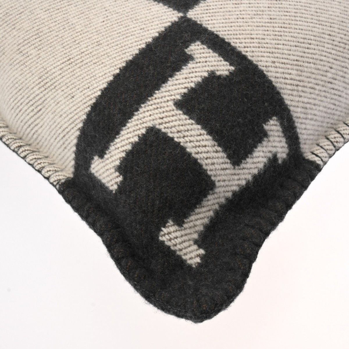 新品 エルメス クッション アヴァロン PM ダークグレー系