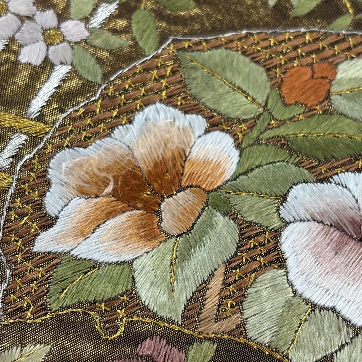 ⑥⑥⑤ 夏帯 雪輪　しば草 六通 袋帯 正絹 金糸 袋帯 逸品 雪輪 草花 刺繍 金銀糸 金色 六通 正絹 【中古
