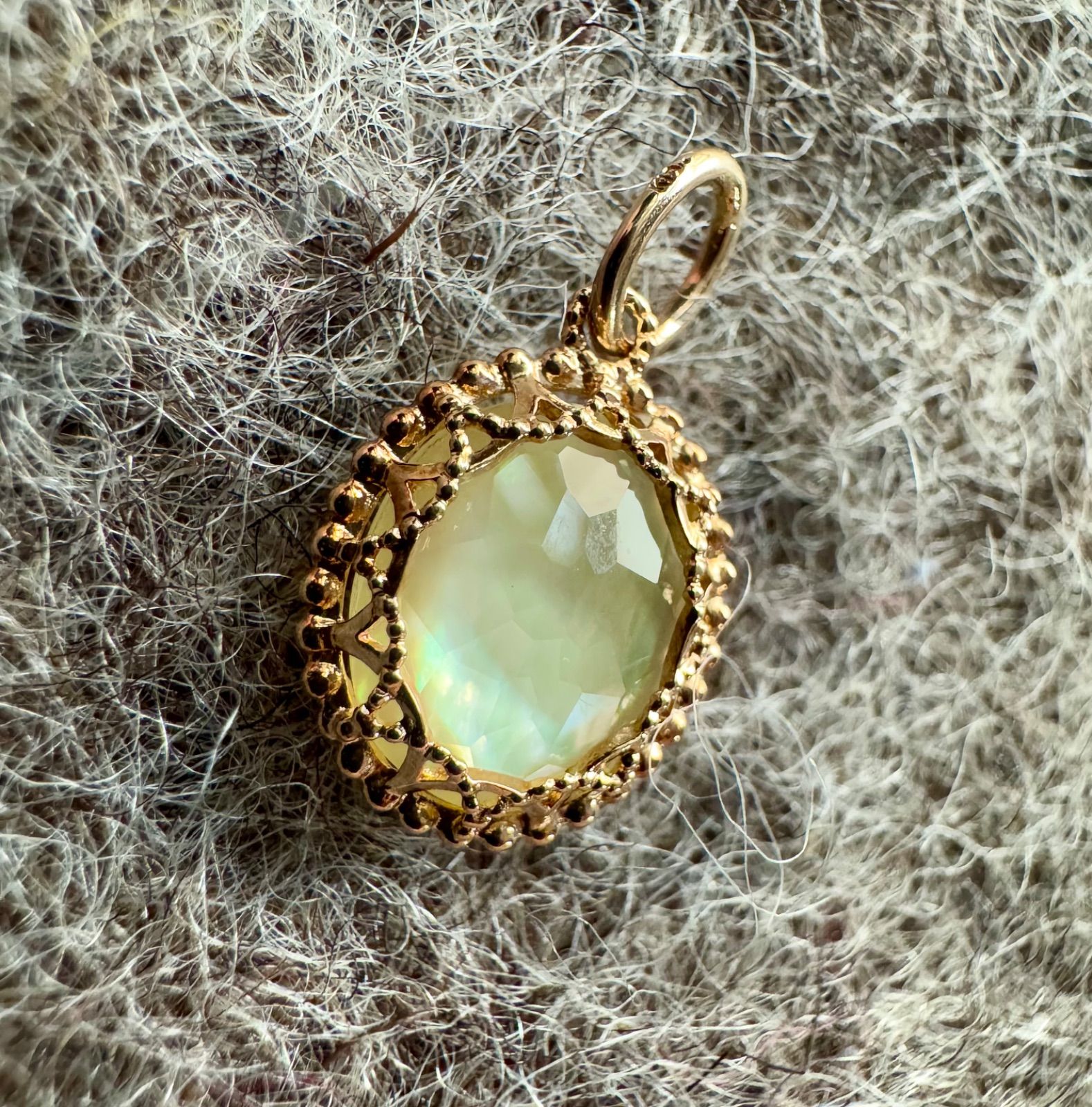 美品⭐︎agete K10白蝶貝とクオーツのリバーシブルチャーム K10クォーツ／シェルチャーム｜ネックレスチャーム｜アガット