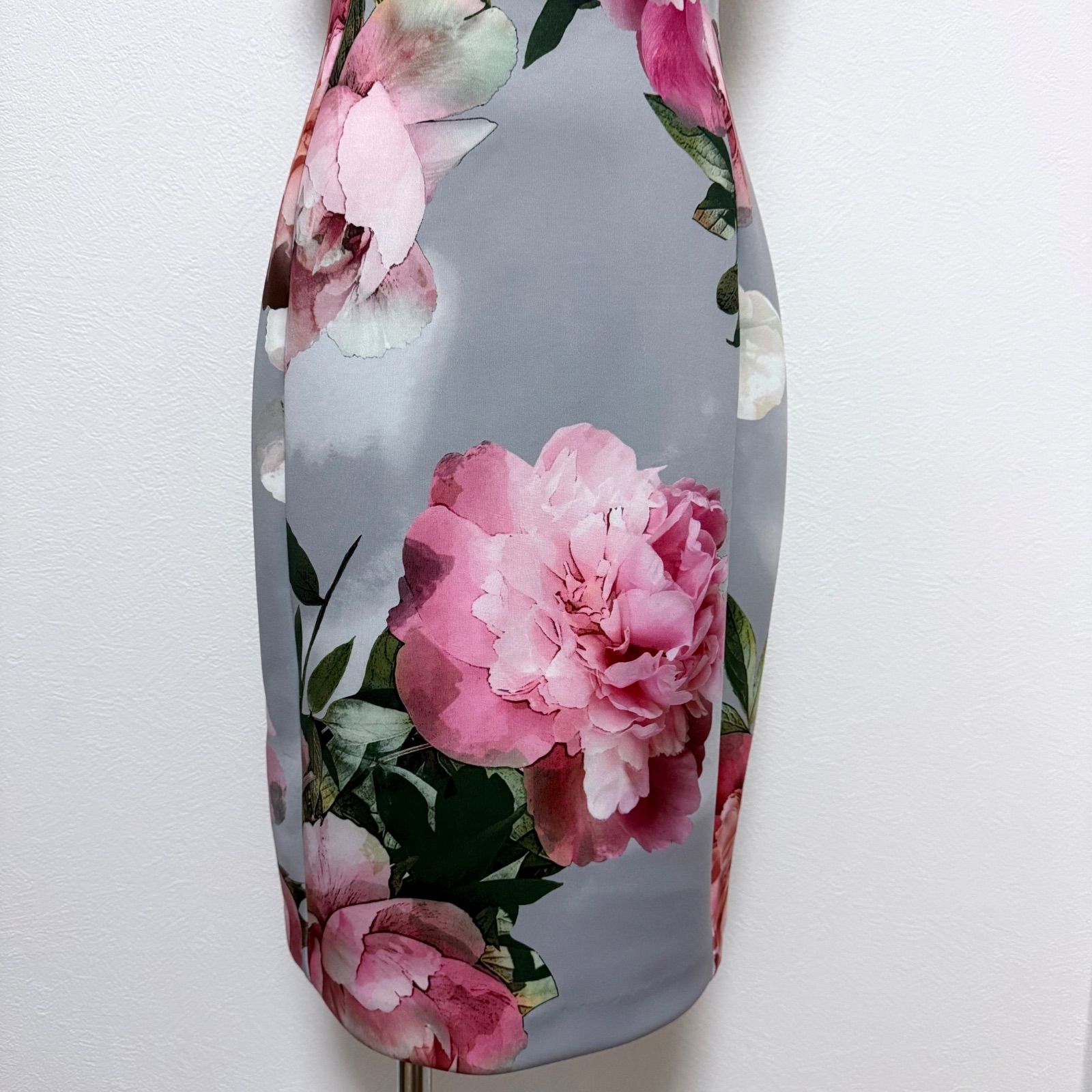 美品】Calvin Klein ノースリーブ ひざ丈ワンピース 花柄