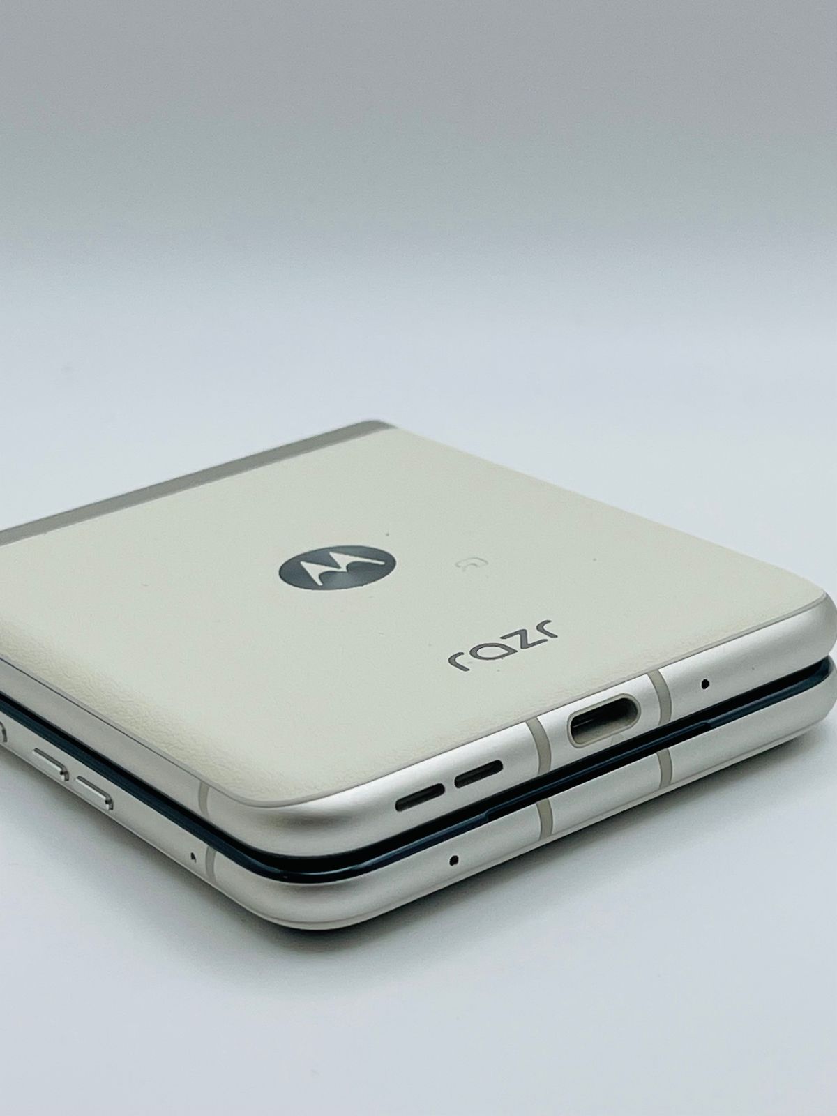 ■Motorola razr ■ホワイト■SIMフリー motorola razr 40｜価格比較・SIMフリー・最新情報 - 価格.com