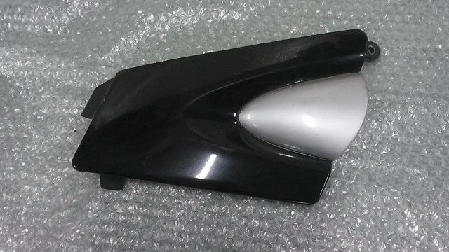 バンディット400V GK75A-134xxx の サイドカバー 右:#1666918385 - メルカリ