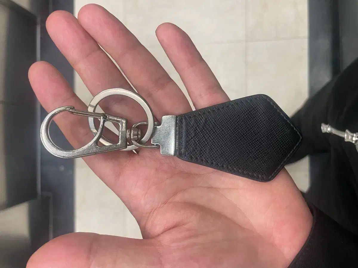 プラダキーリング 入手困難！ PRADA プラダ キーリング チャーム 三角