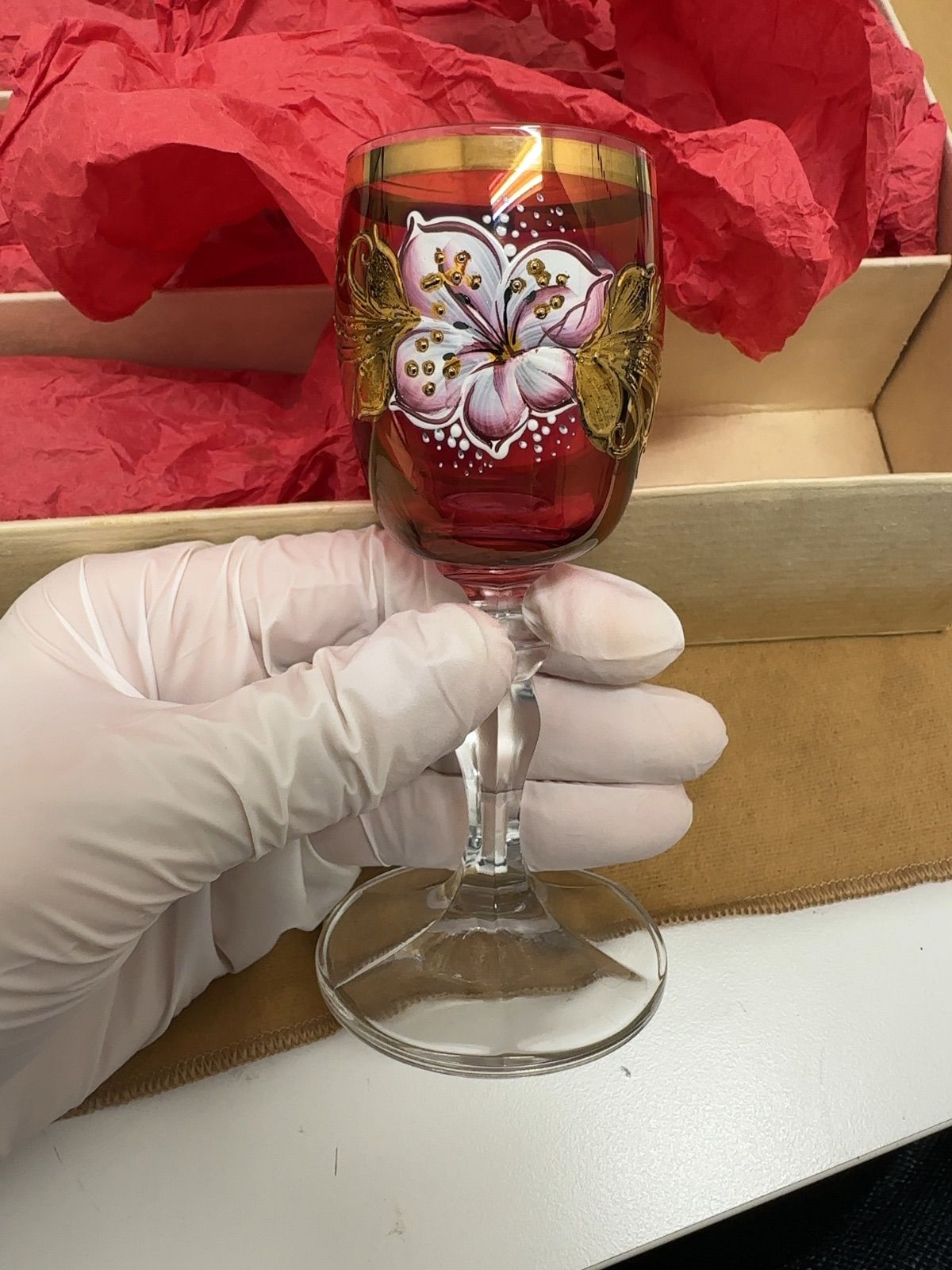 瑞】ボヘミアガラス 花柄 金彩 レッド ワイングラス6客 ＋水差し 金彩
