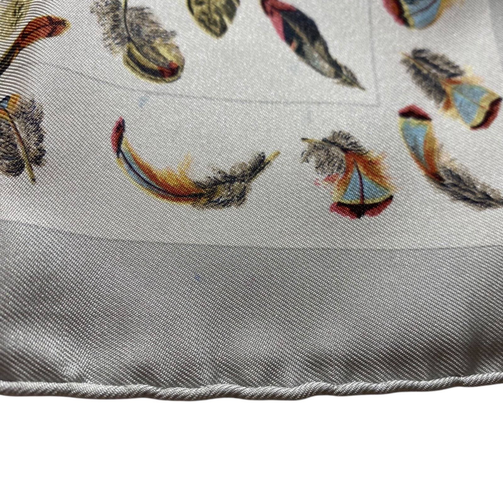 Hermès PLUMES プチカレ羽根プリント スカーフ　カレ45 エルメスス カレ45 LES PLUMES シルクスカーフ プリュム 羽根
