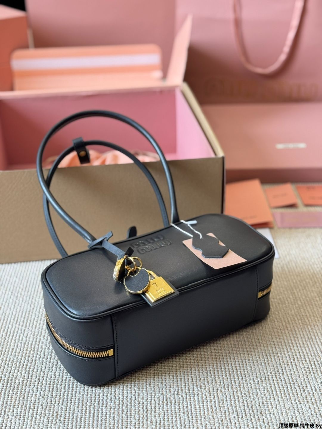【送料込み】miu miu★SALE★51664C 快適な着心地》【miumiu】クロップドパーカー ショーツ セット