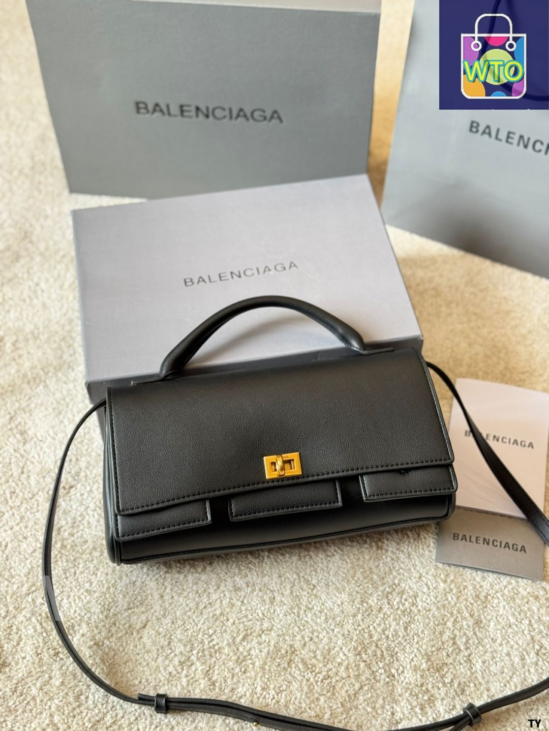 BALENCIAGA バレンシアガ  Bel Air クラッチ ストラップ付 ロゴ ホワイト の ウィメンズ Bel Air クラッチ ストラップ付き