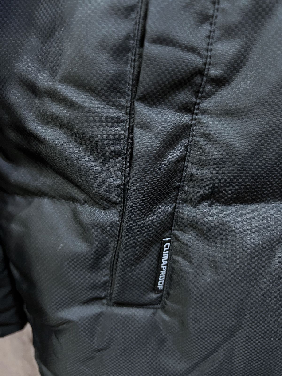 未使用adidas アディダスCLIMAPROOF ベンチコート M ブラック 美品 アディダス CLIMAPROOF ダウン ベンチコート 黒 ブラック M