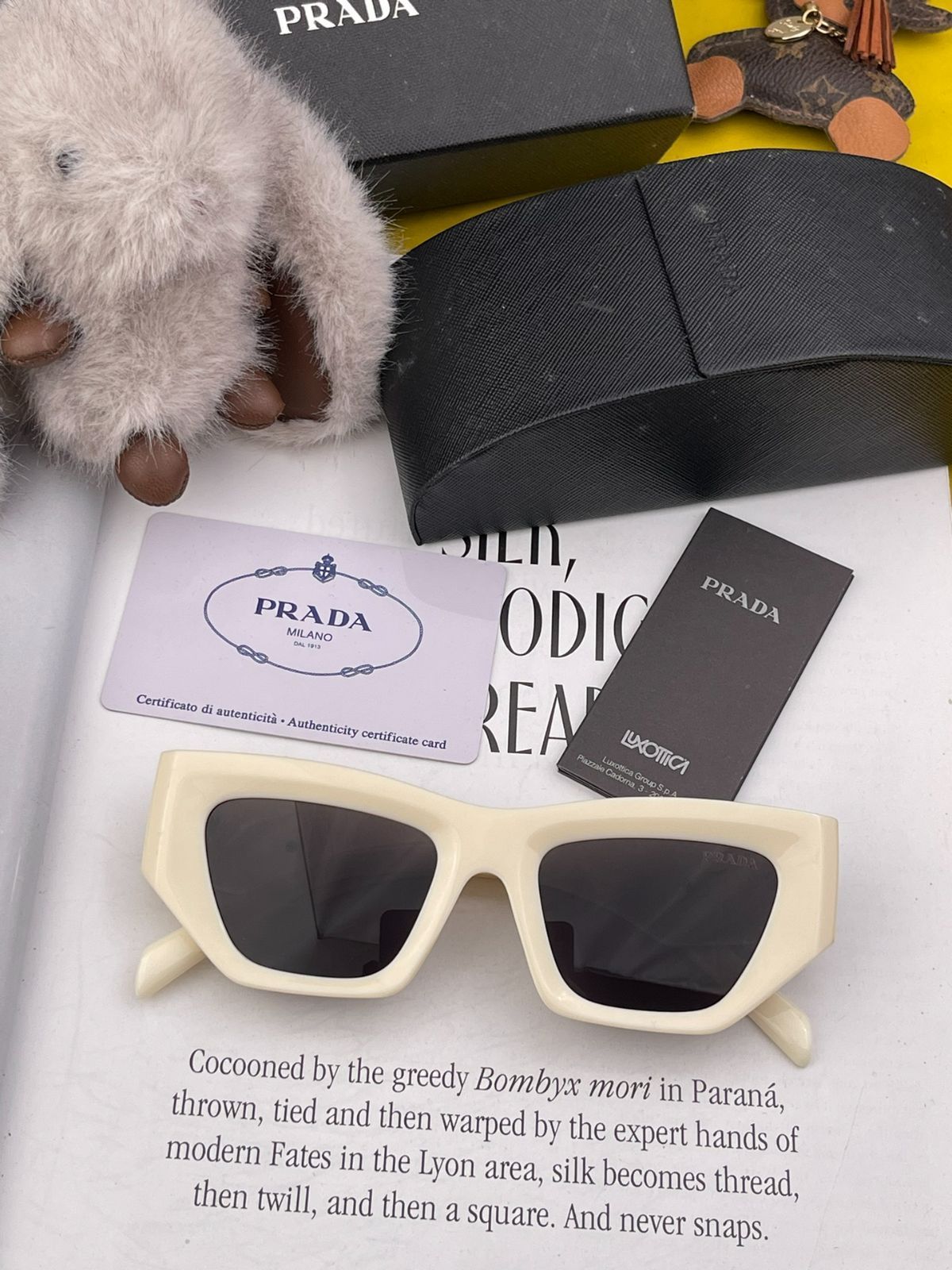 Prada 今日限定特価！】プラダ クラシックな小フレーム四角形