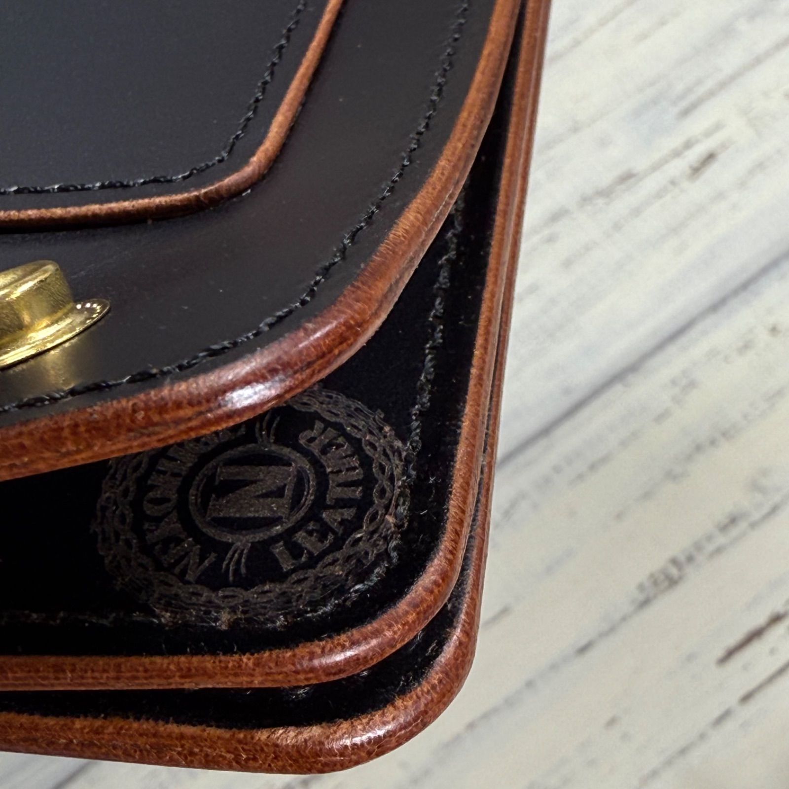 トラッカーウォレット ロング】3層 ブラック 北米 茶芯 ゴールド