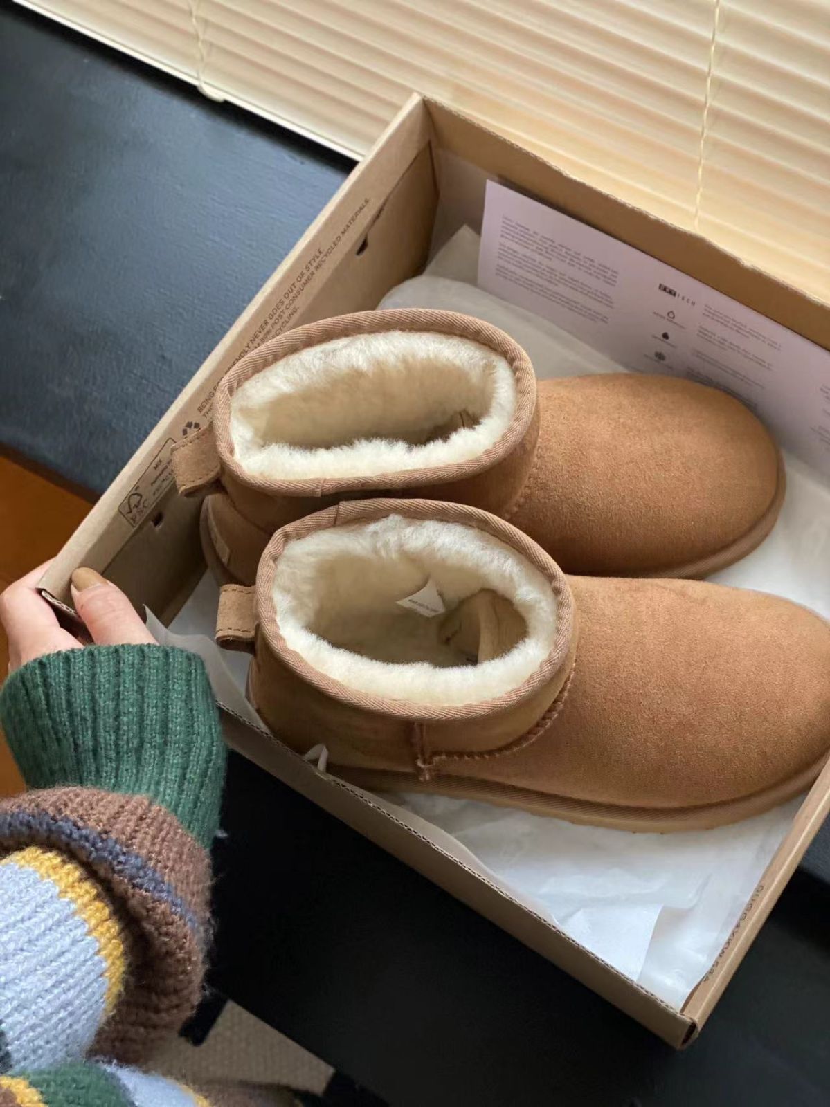 新品未使用   UGG アグ 厚底 5cm ブーツ クラッシックウルトラ ミニプラットフォーム