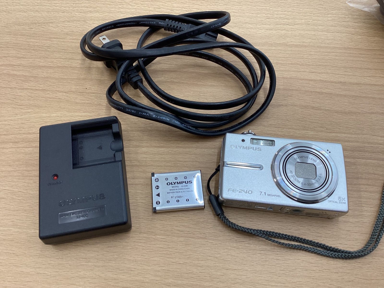 た オリンパス  OLYMPUS　FE-240 コンパクトデジタルカメラ：CAMEDIA（キャメディア）FE-240