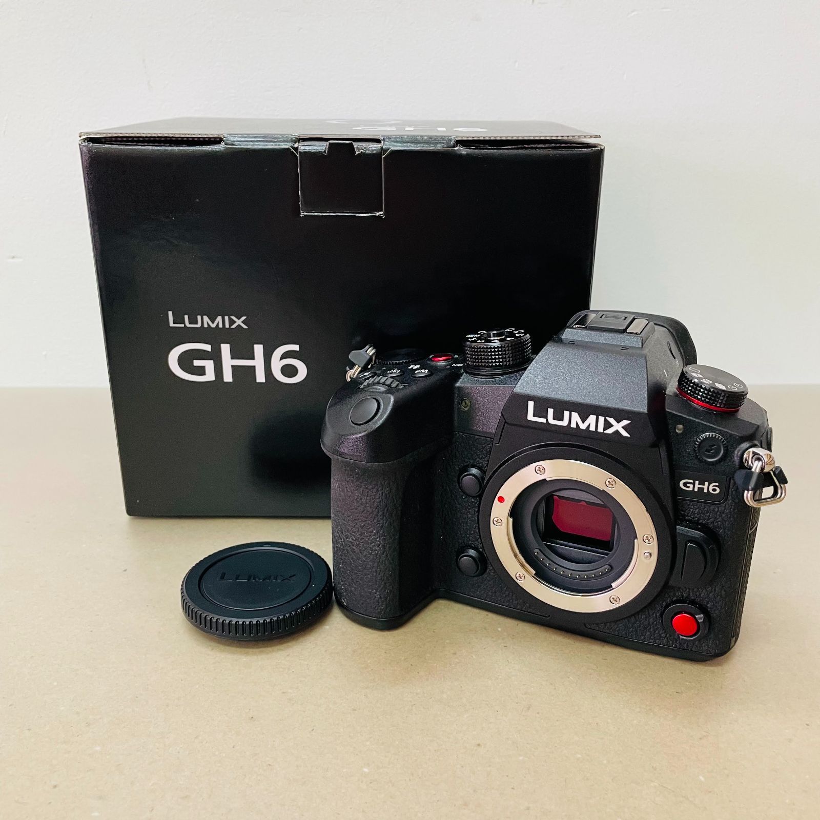 美品パナソニック Panasonic LUMIX GH6 ボディ DC-GH6 シャッター回数 