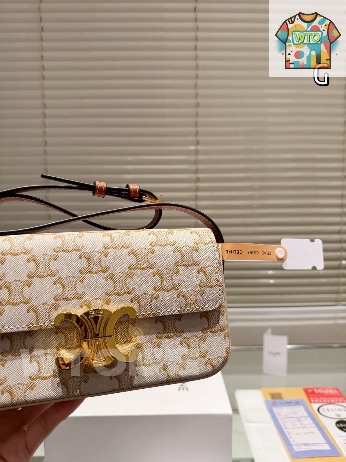 使用わずか❣️セリーヌ トリオンフ ホワイト コンパクト 箱付き！L71 CELINE セリーヌ スニーカー トリオンフ アイ ＆ リップ