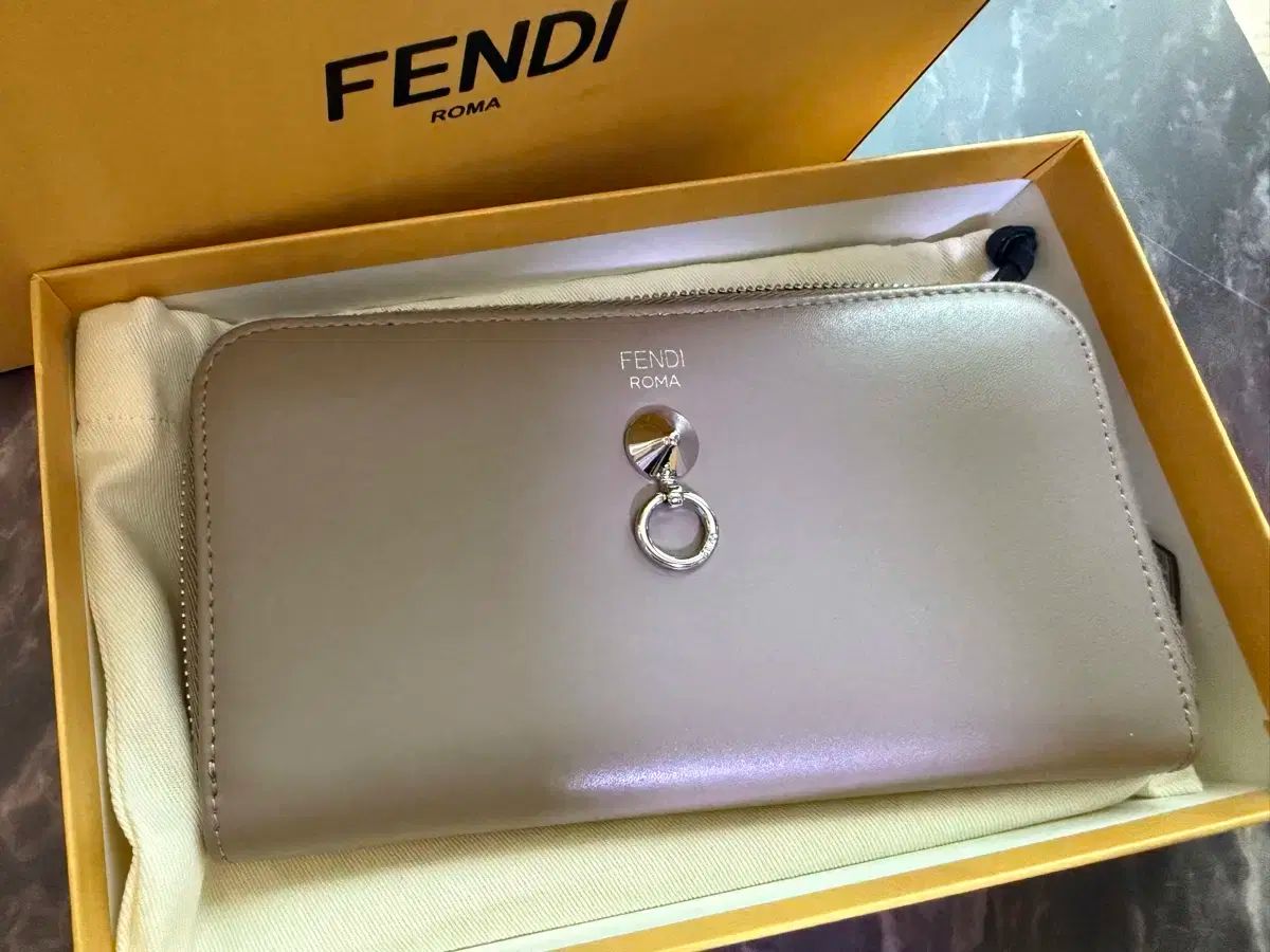 【雷市場（ポンジャン）商品韓国直送】 FENDI(フェンディ) 長財布
