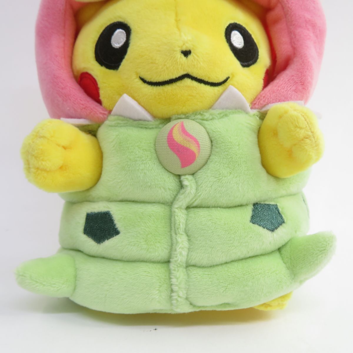 ぬいぐるみ　メガヤドランのポンチョを着たピカチュウ メガヤドランのポンチョを着たピカチュウ ぬいぐるみ ポケモン