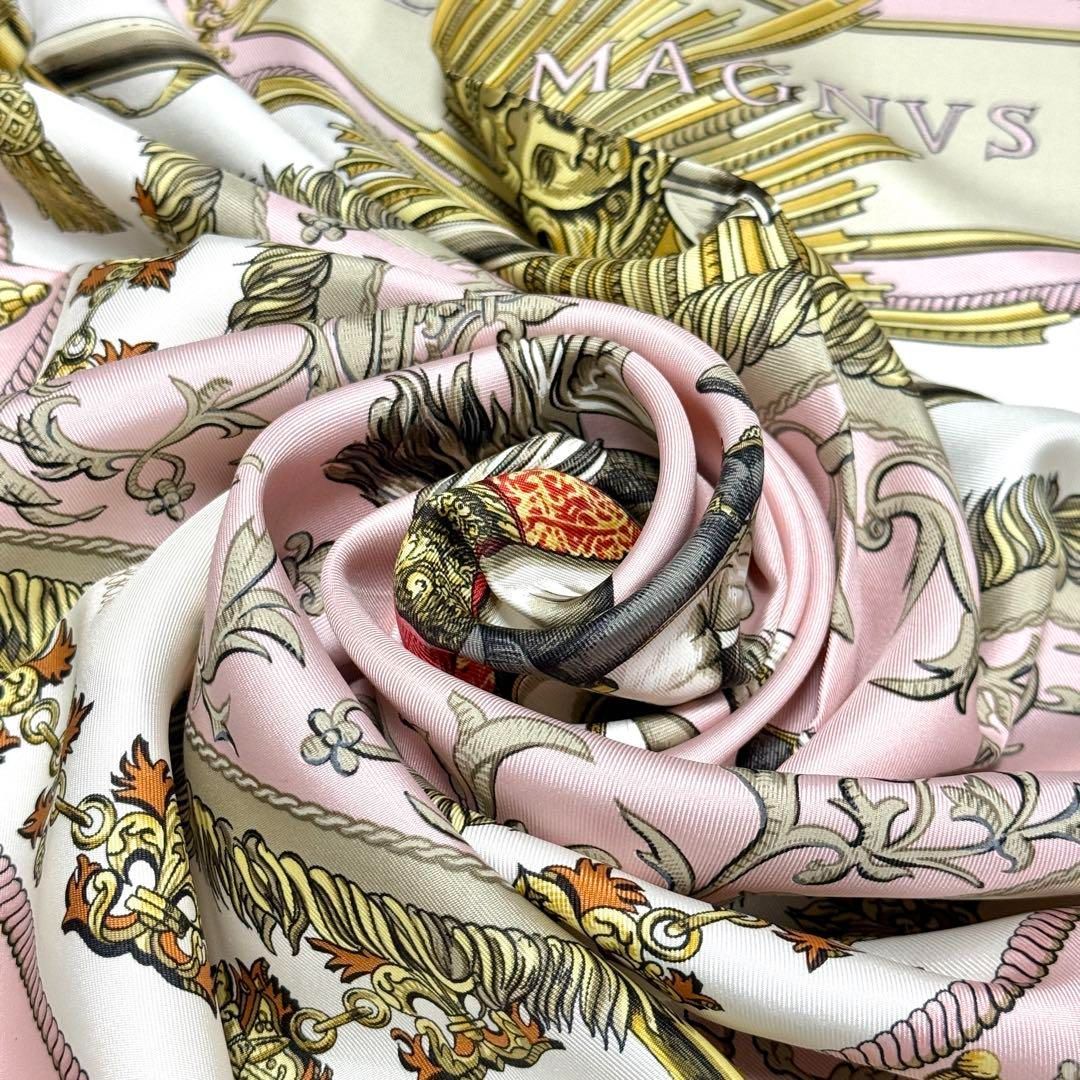 HERMES エルメス カレ90 MAGNVS 白い馬に跨ったルイ14世 スカーフ シルク ピンク