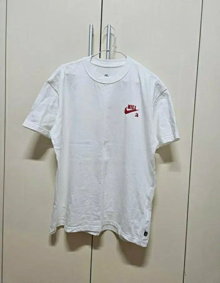 Nike(ナイキ） SB 吠える Tシャツ アジア 本物 (新品) ユニセックス