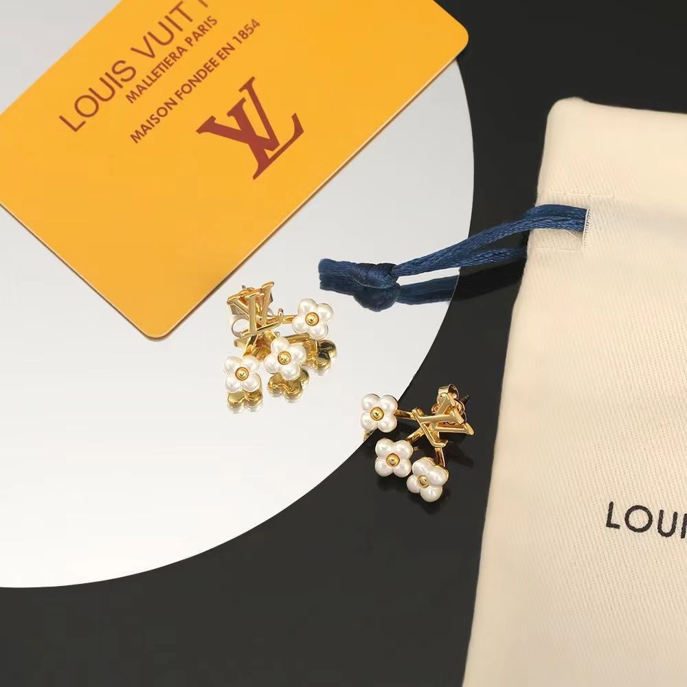 LOUIS VUITTON ルイヴィトンピアス ゴールド パール ロゴ スリーフラワーパール ピアス