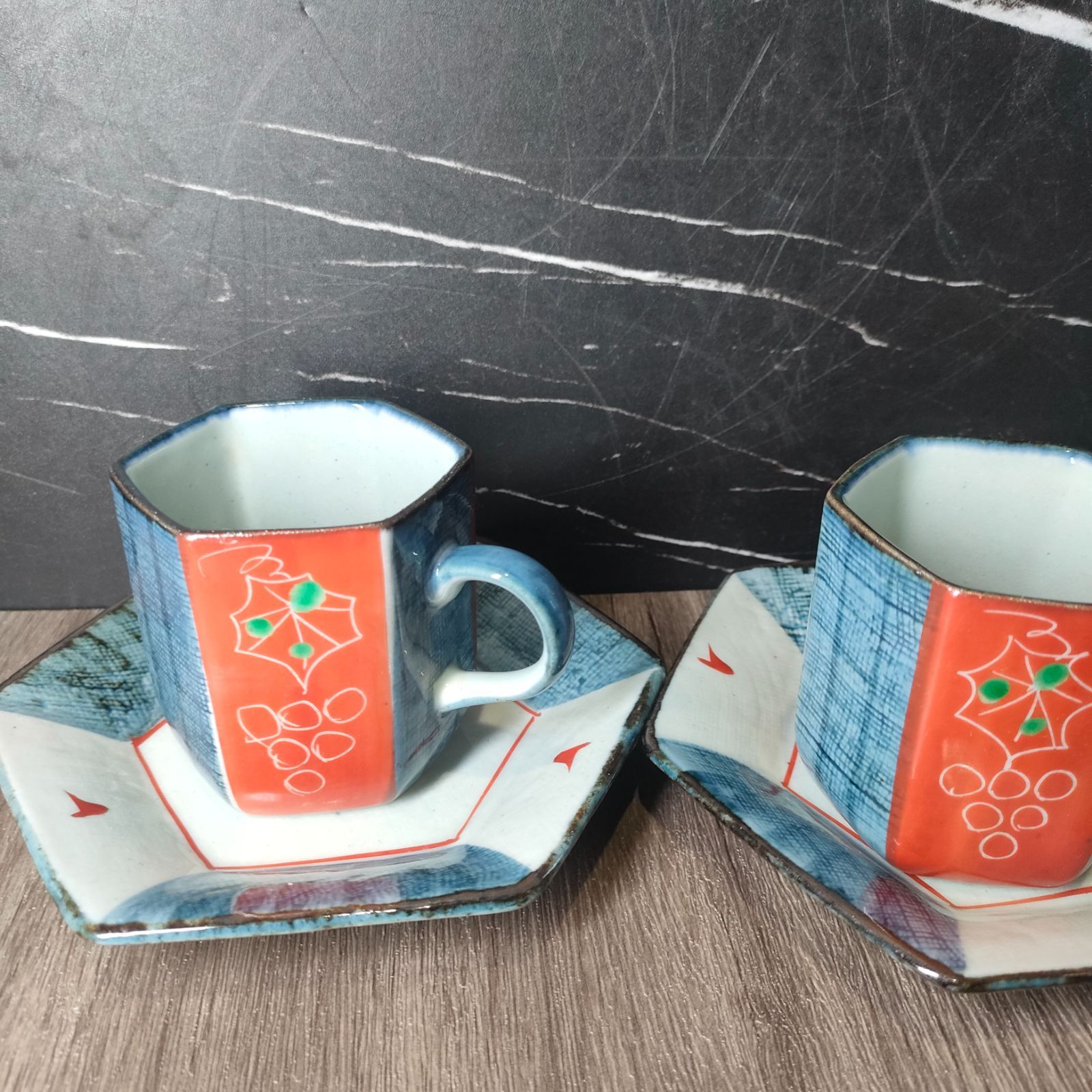 美品】九谷焼 九谷 草庵 六角形 カップ&ソーサー 2客セット 葡萄 美品】九谷焼 九谷 草庵 六角形 カップ&ソーサー 2客セット 葡萄