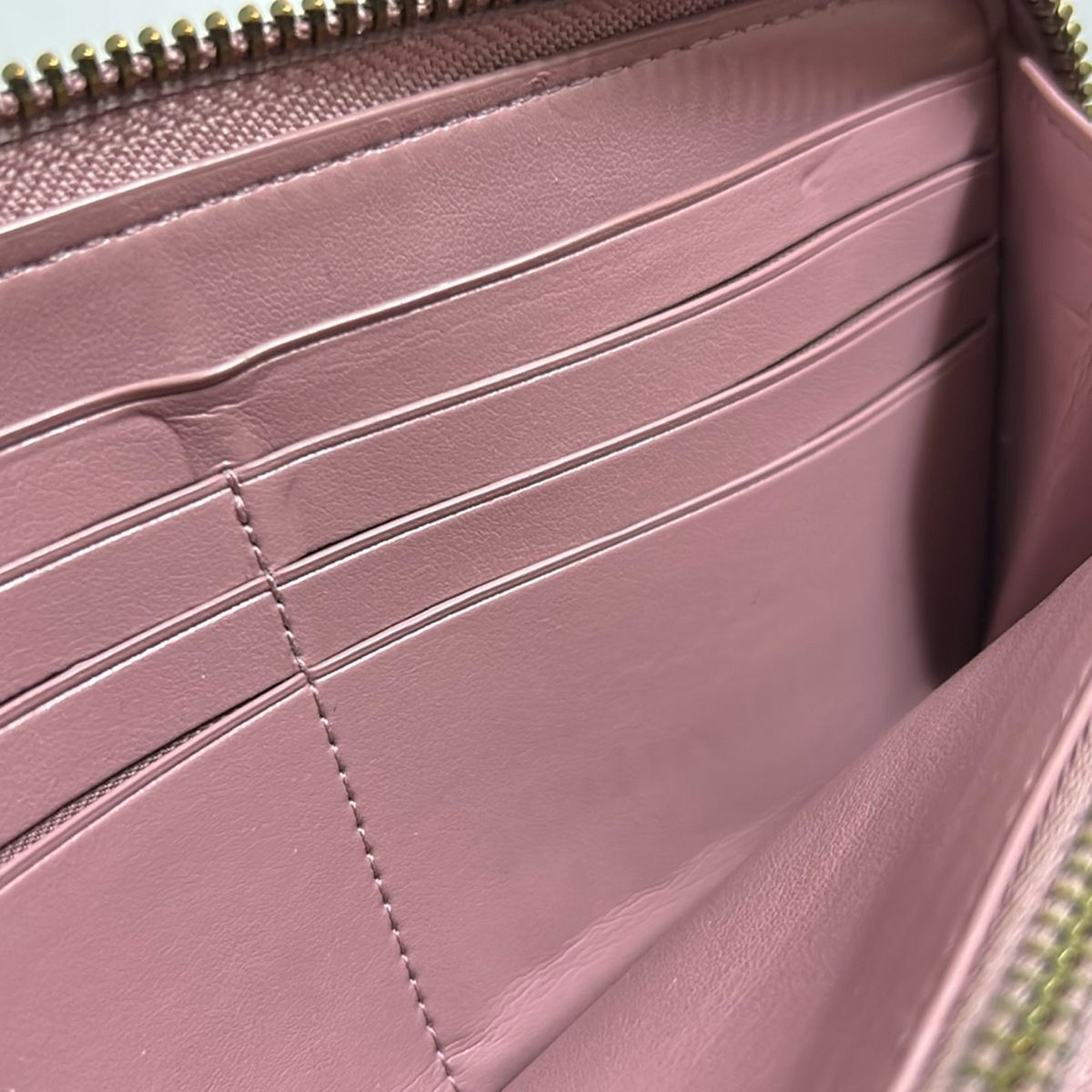 ピンクベージュ ラウンドファスナー