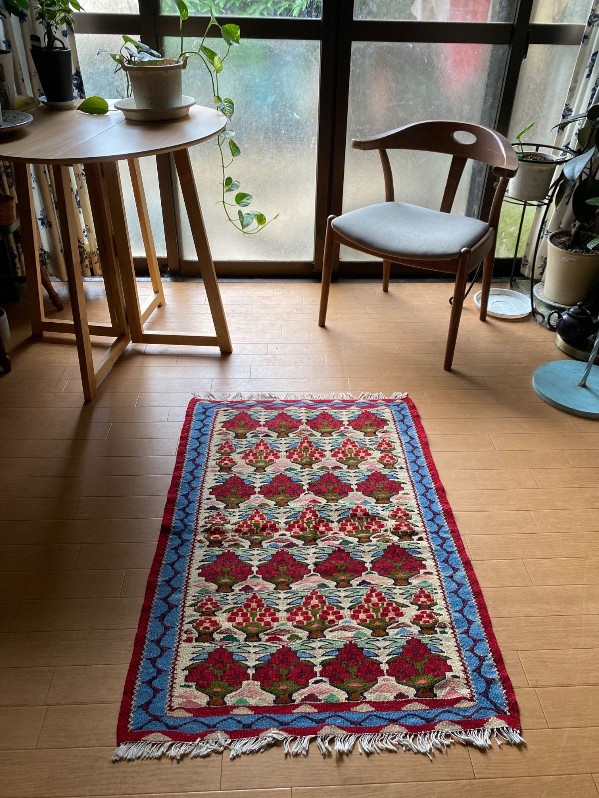 素敵な花柄のセネキリム 王室の為に織られたキリムです ヘラティ模様が素晴らしい お部屋のアクセントに是非如何ですか み