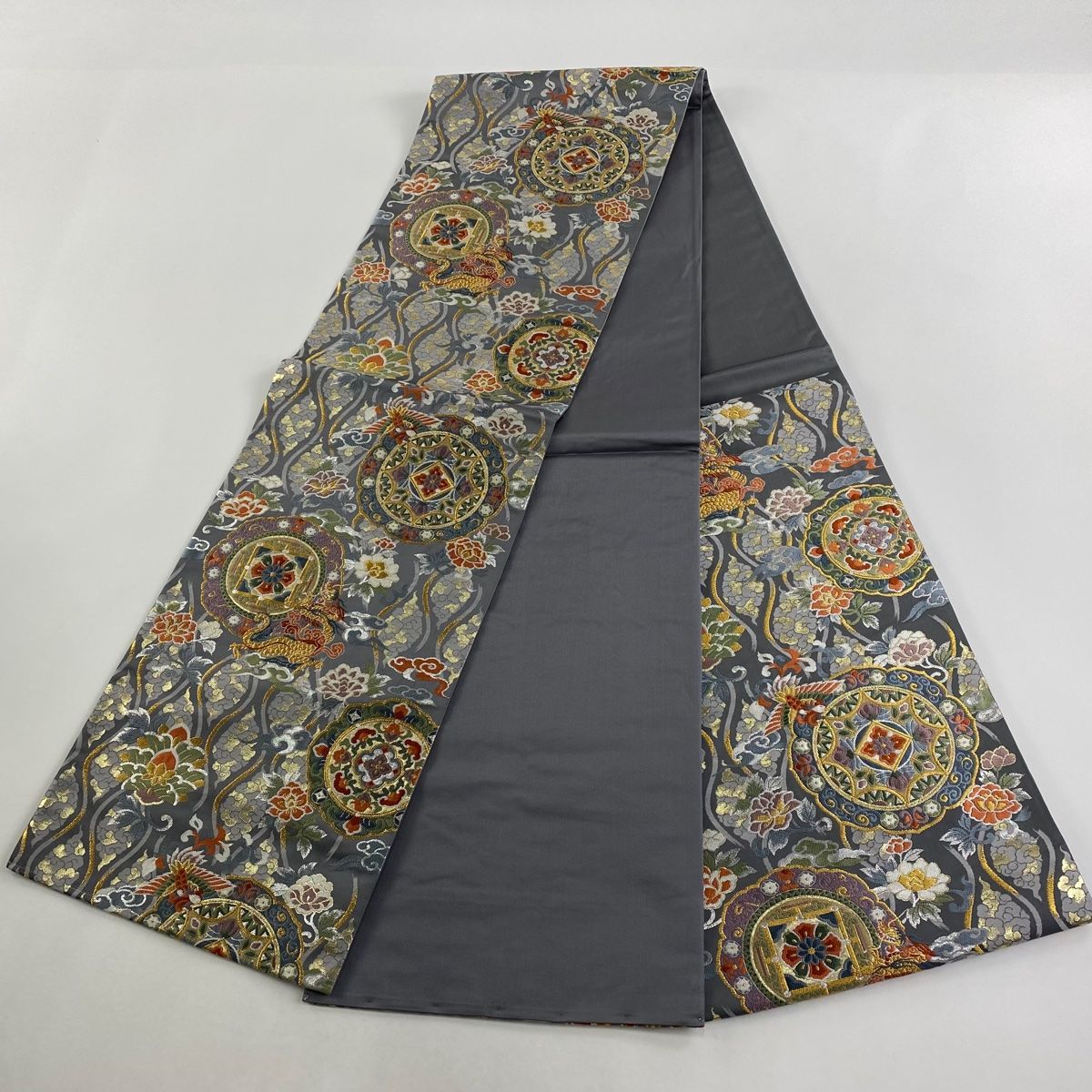 絹＋金糸 グレー系 段暈し織×立涌 六通柄 袋帯 ガード加工 美品 楽天市場】【新古品】 袋帯 未使用 正絹 輪奈織 刺し子風 全通