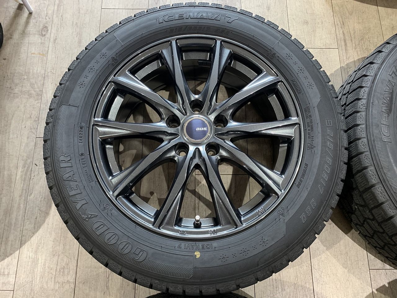 2506044】スタッドレス 17インチ 7J +38 PCD114.3 5H + GOODYEAR 215 