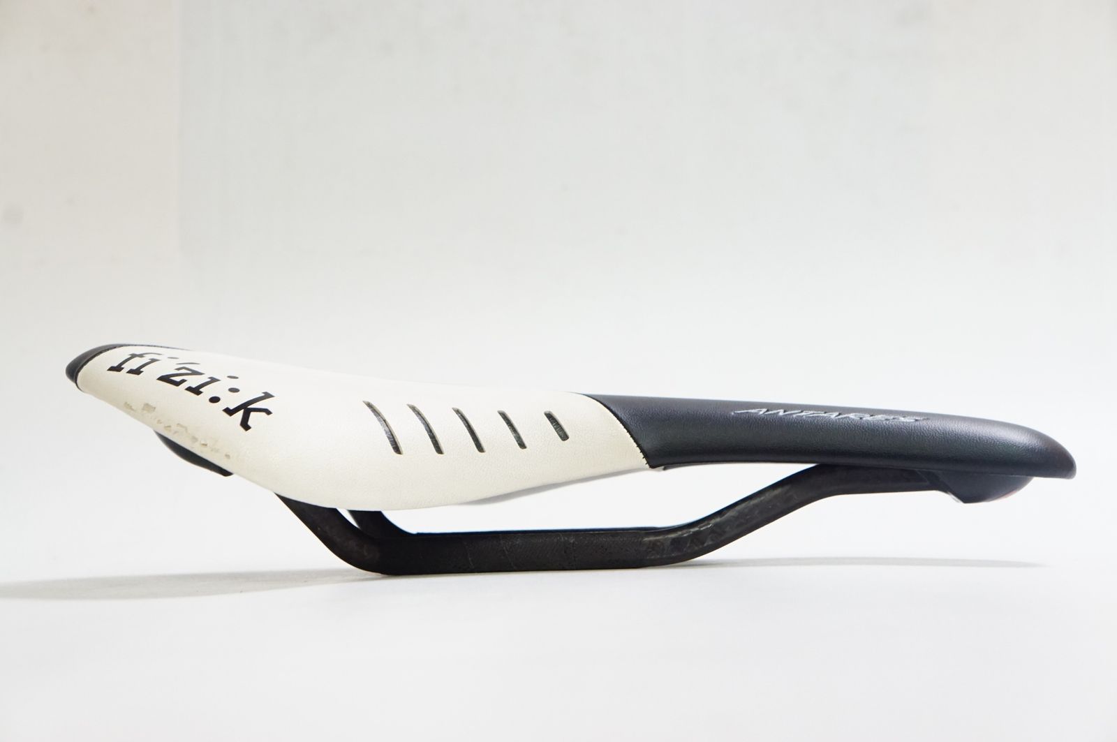 収納 FIZIK フィジーク ANTARES R1 サドル バイチャリ熊谷店 感動