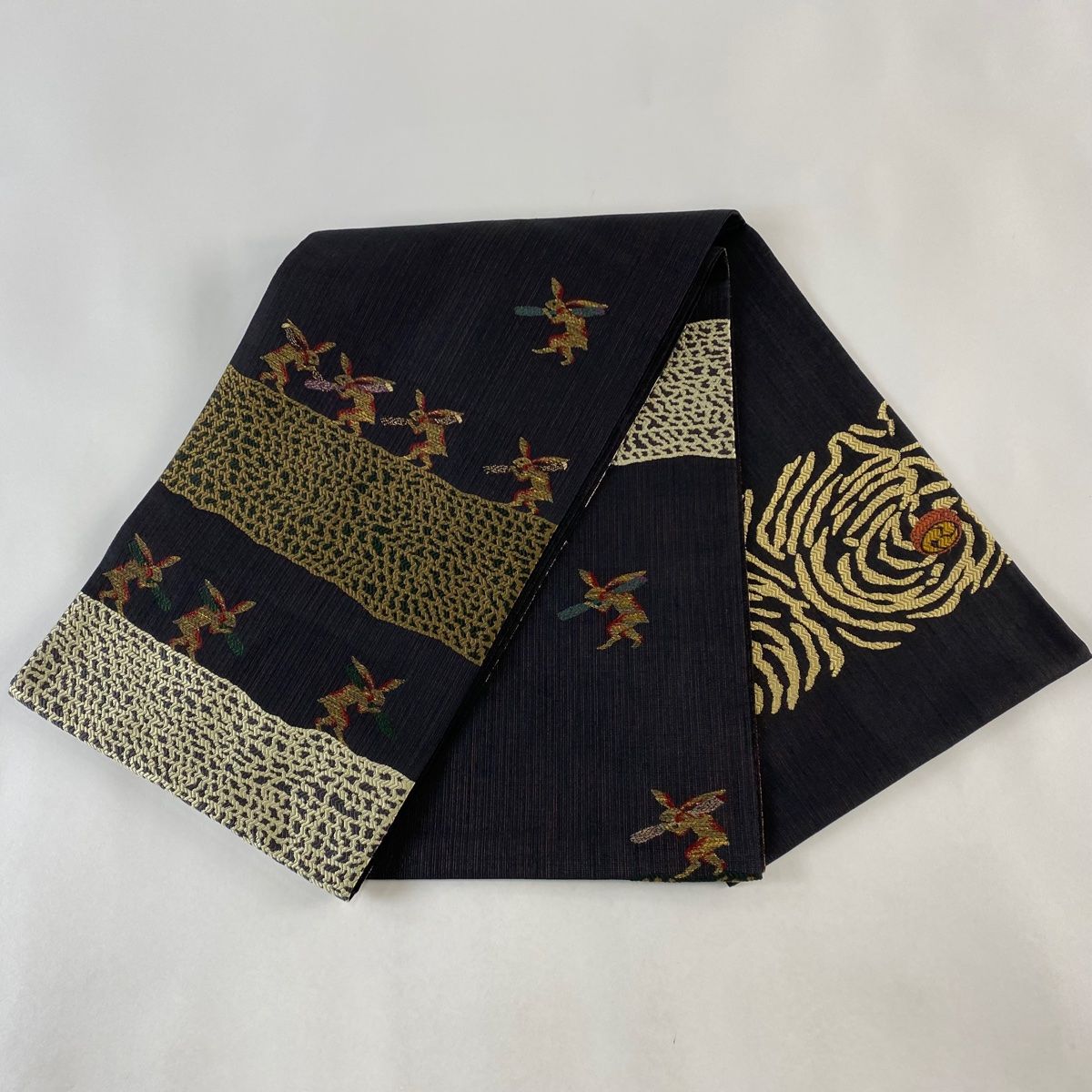袋帯 美品 名品 個性的 うさぎ 太鼓 墨色 お太鼓柄 正絹 【中古
