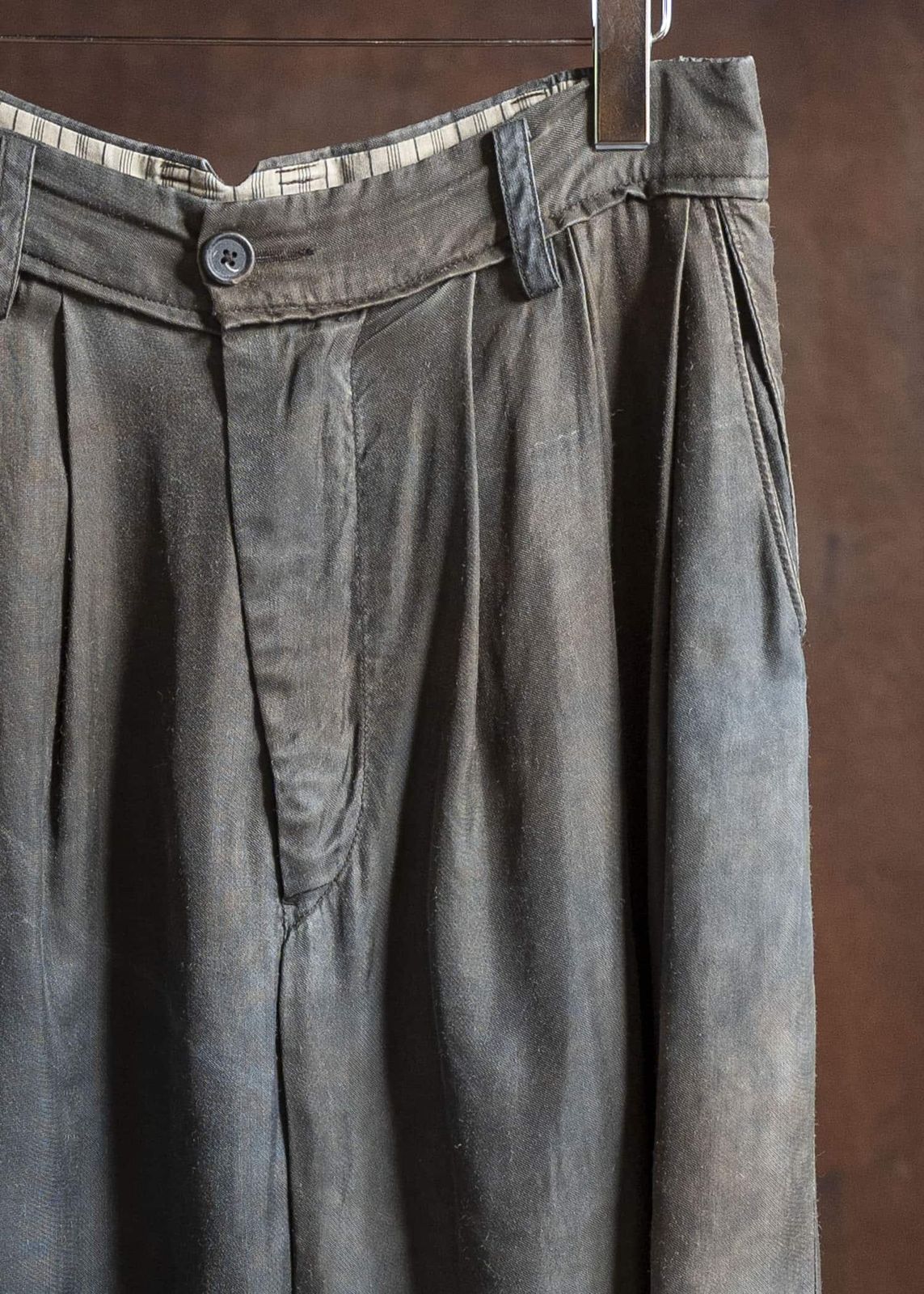 PLEATS WIDE