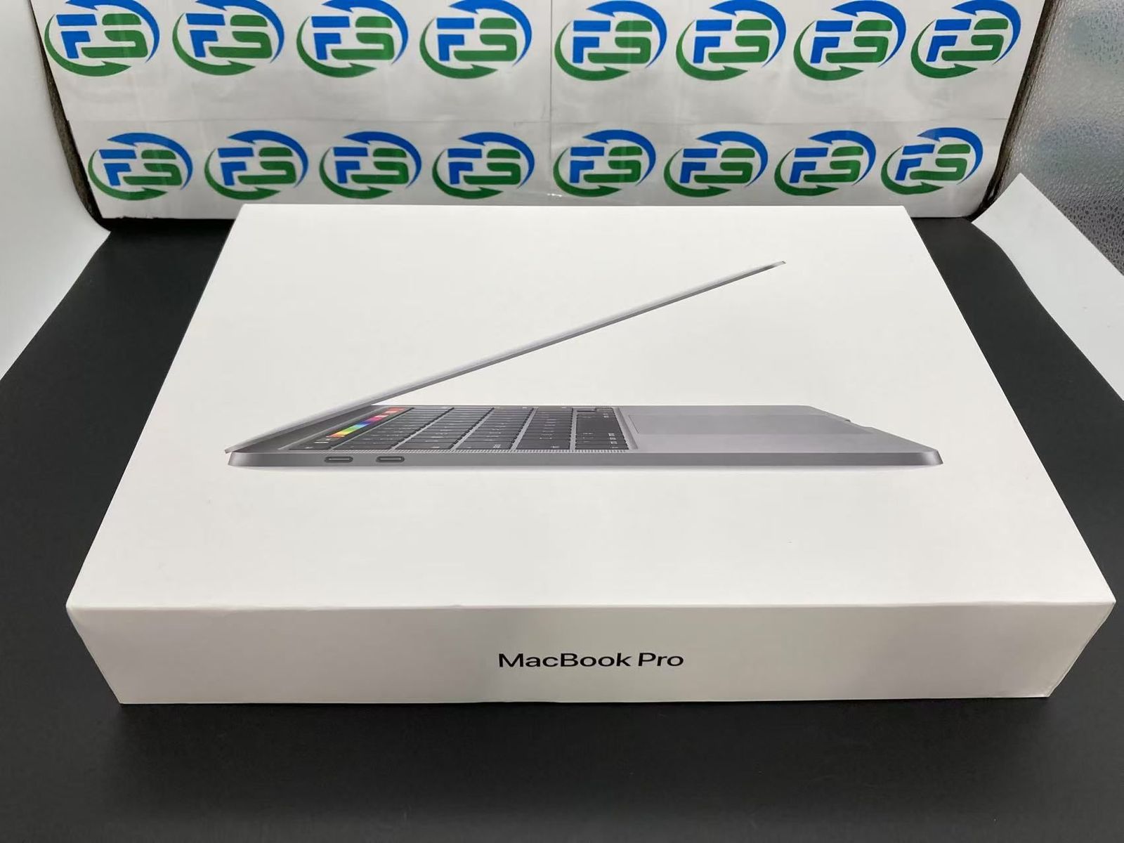 良品 Apple MacBook Pro 13インチ（8GB RAM、256GB SSD）スペースグレイ　2020