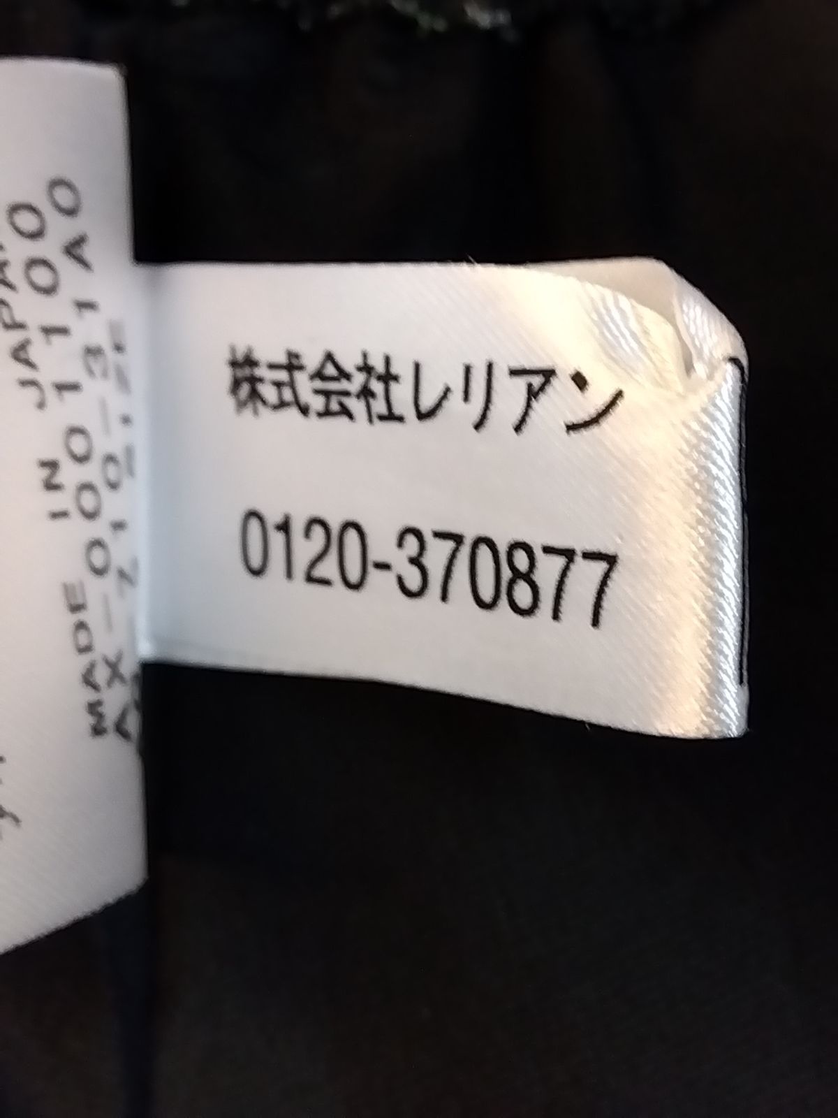 シフォン素材の小花柄ワンピース