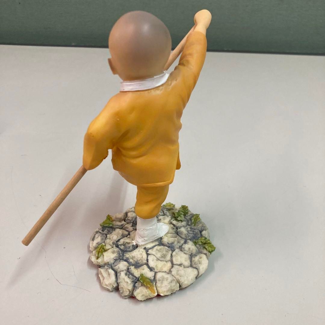 未使用 中国の武道少年 置物 少林寺カンフーアート僧棒付き